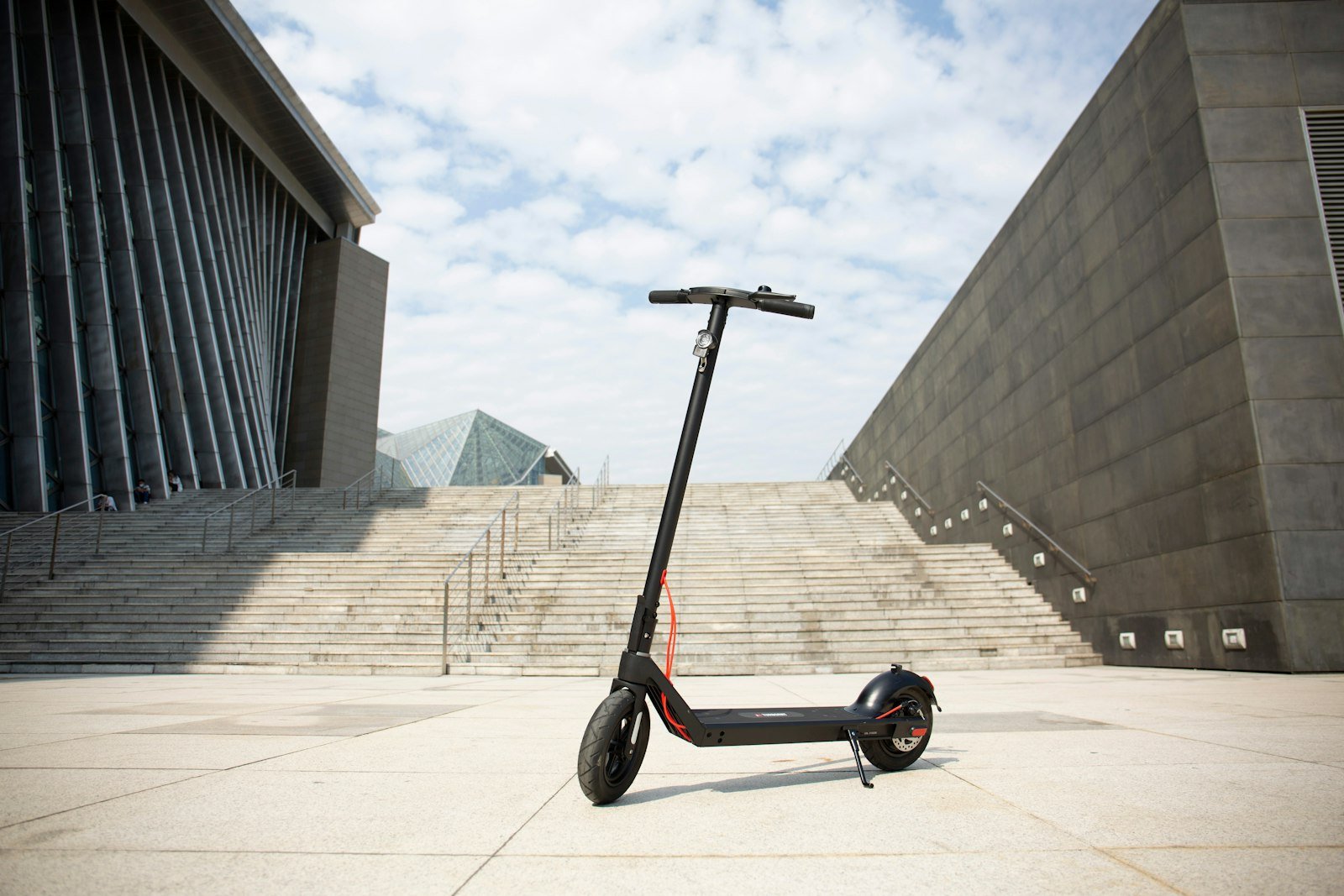 Normativa de comunidades, ley alemana y protección antifuego: lo que un usuario de patinete eléctrico realmente debe saber antes de cargar la batería en casa - ICe BAG — Fireproof bags for electric scooters