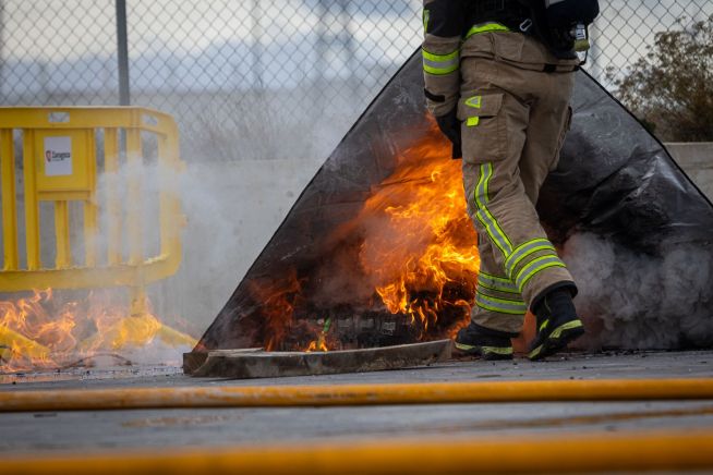 ICe Fire Blanket High-strength fire-resistant safety blanket for lithium batteries.