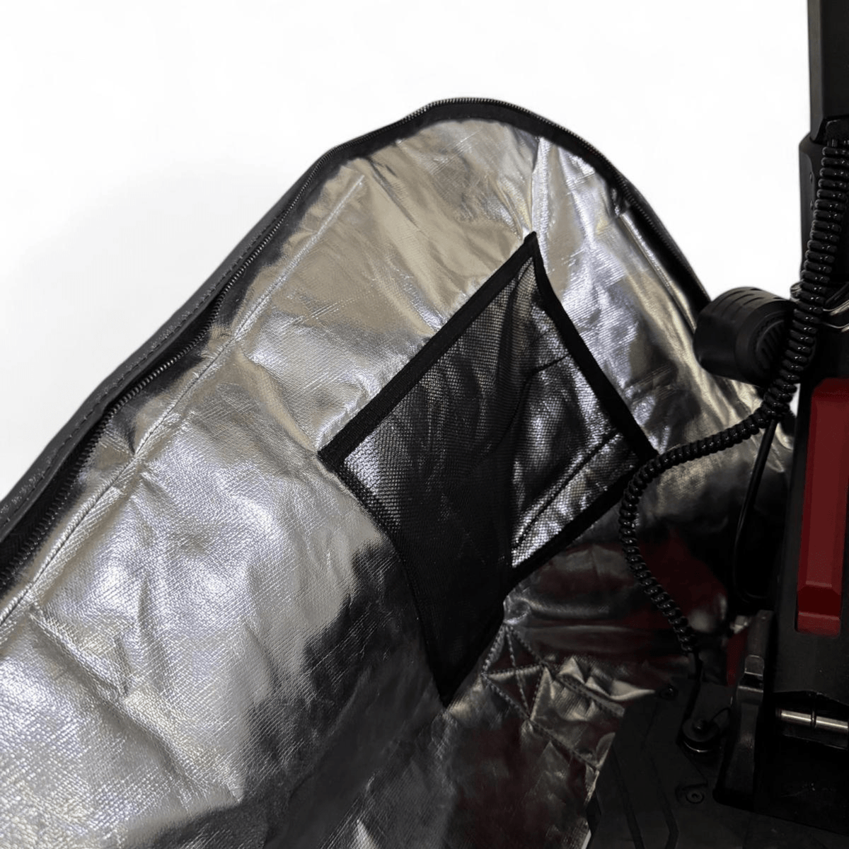 Bolsa ignífuga ICe BAG S3 plegada en su funda compacta, fácil almacenamiento