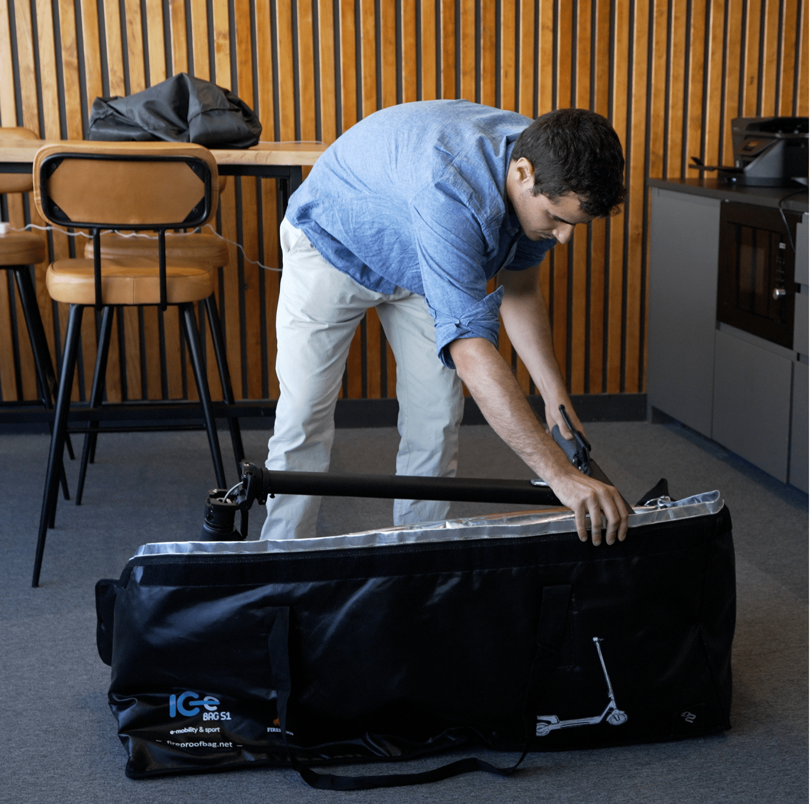 Bolsa ignífuga ICe BAG S2 transportada en coche, almacenamiento seguro