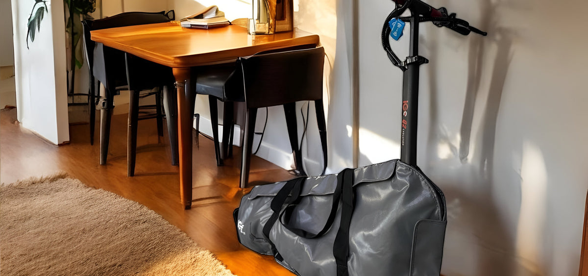 Patinete eléctrico guardado dentro de una bolsa ignífuga ICe en el salón de casa